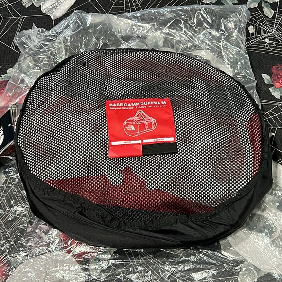 NWT 2022 KAWS x THE NORTH FACE MEDIUM RED DUFFLE BAG BRILLIANT CORAL 86 PRINT - Picture 7 of 8